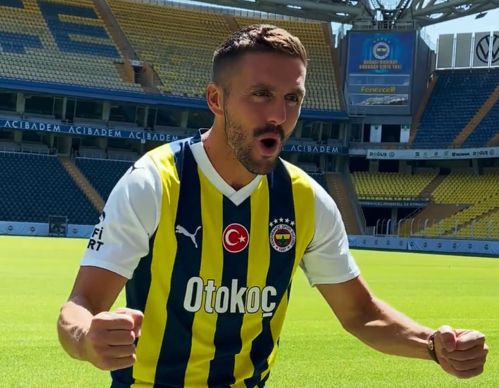 OFICIAL: Tadic é apresentado no Fenerbahçe