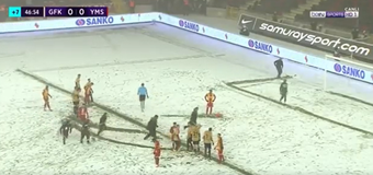 7 minutos y 10 personas se necesitaron ¡para fallar un penalti bajo la nieve! Captura/beINSports