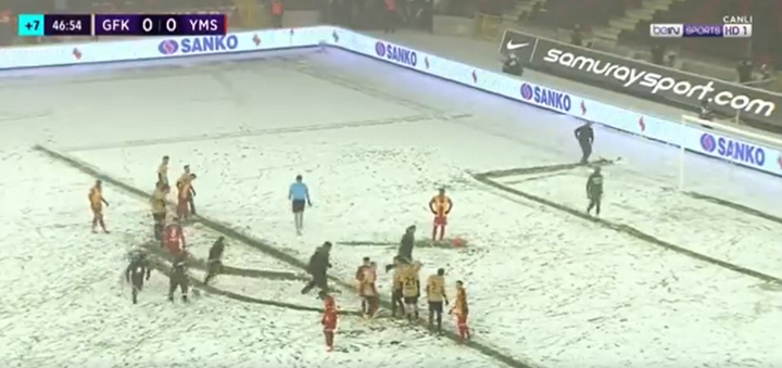 7 minutos y 10 personas se necesitaron ¡para fallar un penalti bajo la nieve!