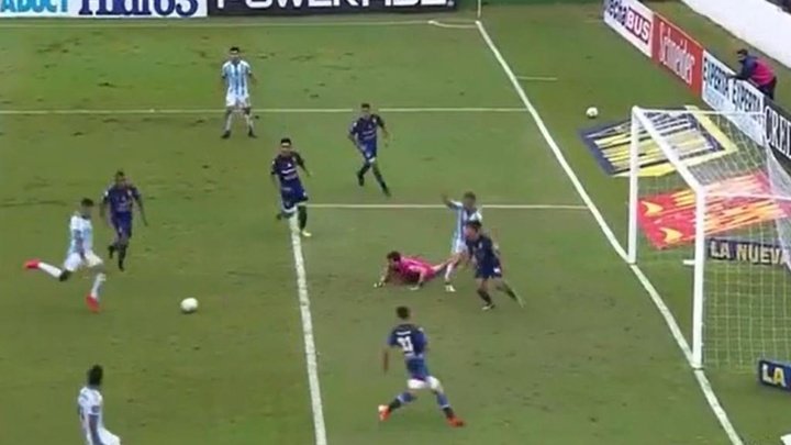 A Herrera le evitó el gol ¡su propio compañero!