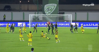 Ahmed Al Naqbi, jugador del Al Ittihad Kalba de la Liga de Emiratos Árabes Unidos, sorprendió a todos en el encuentro que enfrentó a su equipo con el del Khorfakkan. El delantero anotó el que podría ser el mejor gol de su carrera en un lanzamiento de falta directa tras un tremendo resbalón. Pese al tanto, su equipo cayó derrotado por 2-1 en el tramo final del partido.
