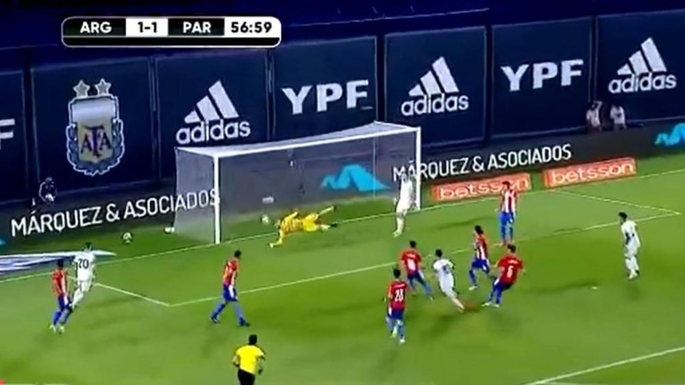 El árbitro, a instancias del VAR, anuló un gol marca de la casa de Messi. Captura/TyCSports