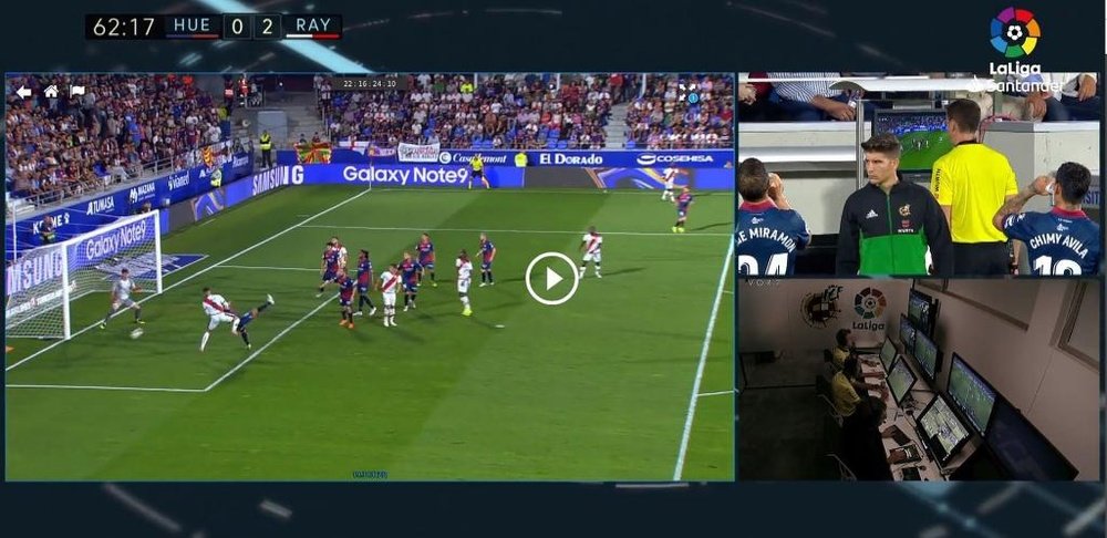 El árbitro anuló un gol a De Tomás con la ayuda del VAR. Captura/BeINSports