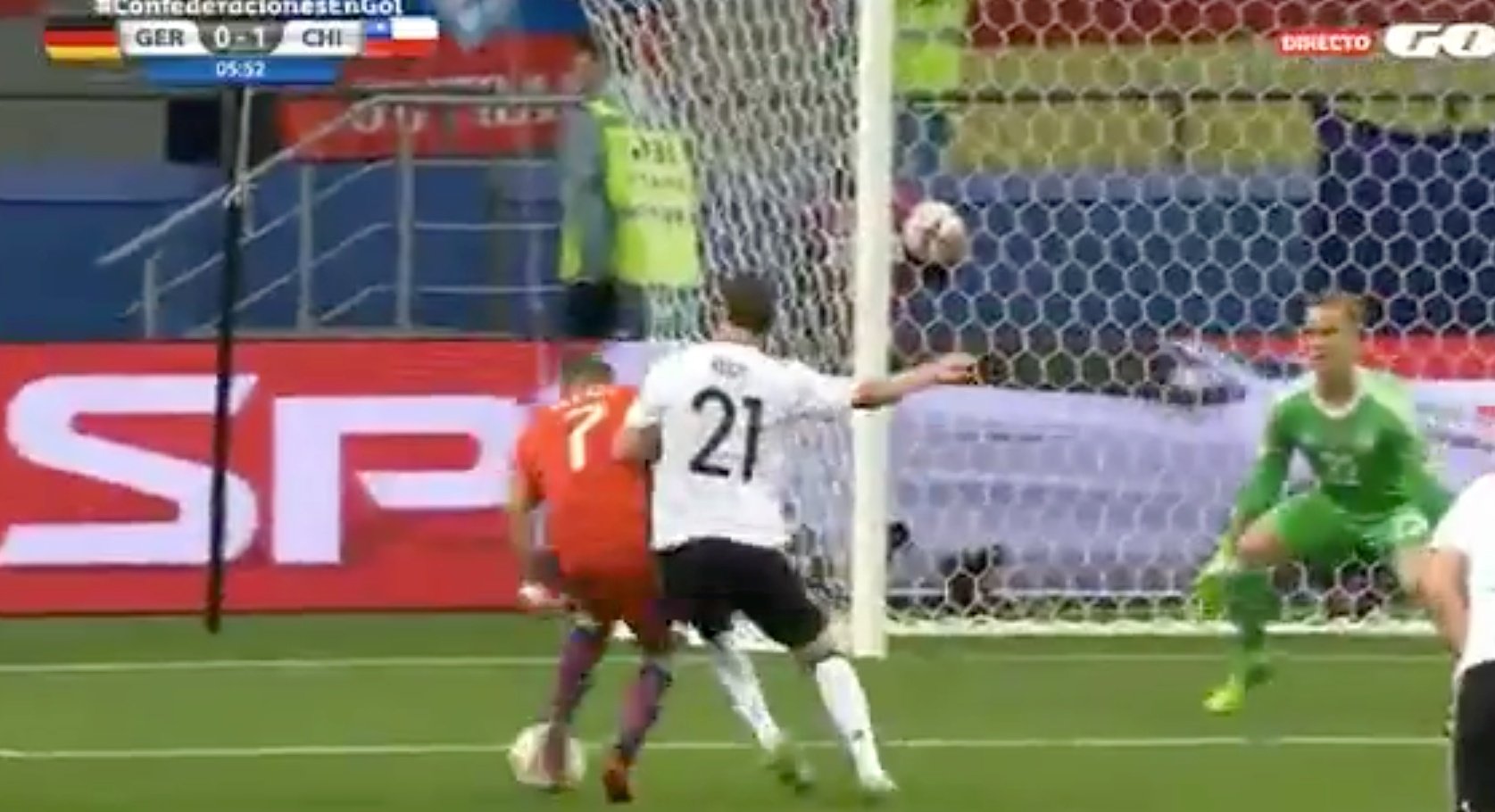 Alexis se aprovechó del error de Alemania para abrir el marcador