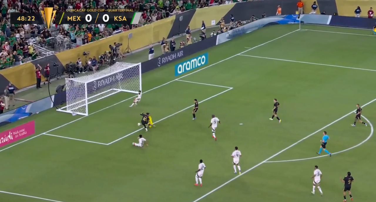 Con el tanto de Alexis Vega y el autogol de Abdullah Madu, México consiguió el pase a las semifinales de la Copa Oro gracias a su triunfo (2-0) frente a Arabia Saudí.