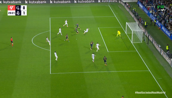 Arda Güler encontró el camino al gol ante la Real Sociedad. El turco aprovechó la oportunidad que le brindó Carlo Ancelotti y el error en defensa de Igor Zubeldia para batir por bajo a Álex Remiro. 0-1 a favor del Real Madrid.
