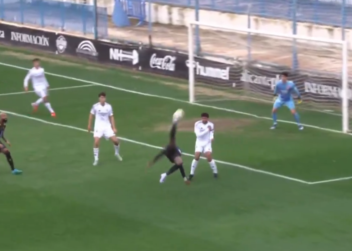 Anthony Modeste dejó la imagen del domingo en la jornada 26 de Primera Federación. El delantero del Intercity improvisó un golazo de chilena frente al Real Madrid Castilla, que pudo rescatar el 2-2 definitivo.