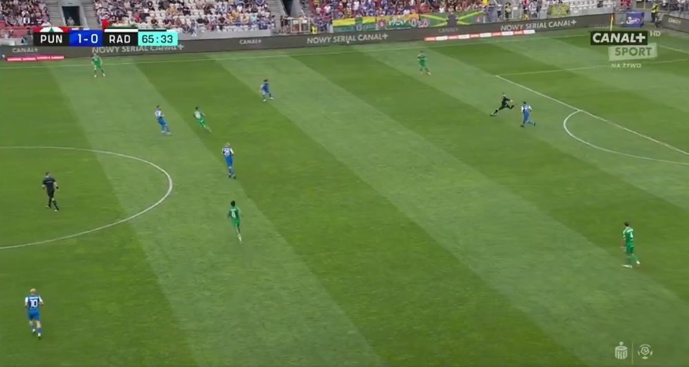 Gabriel Kobylak scored from the edge of his own penalty area. Screenshot/Canal+