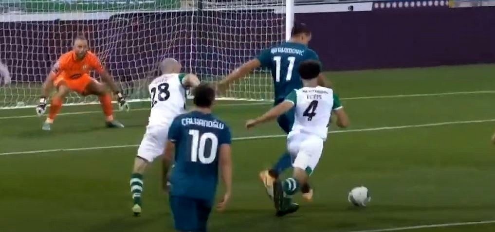 Ibrahimovic y Çalhanoglu se divierten en el barro
