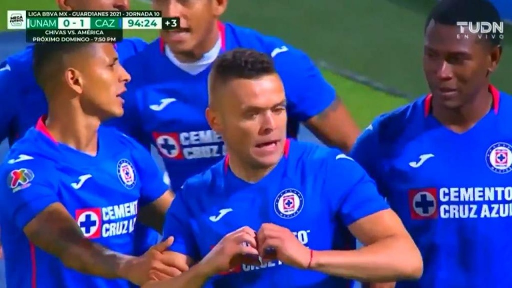 Jonathan Rodríguez sostiene los pétalos de la flor de Cruz Azul. Captura/TUDN