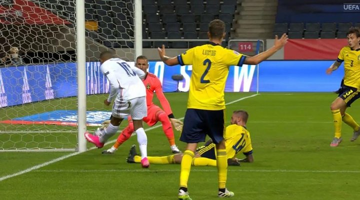 Mbappé passa in mezzo a due difensori svedesi e infilza Olsen