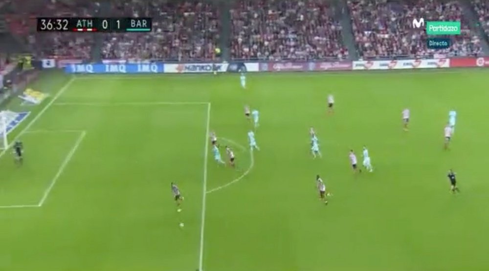 Messi plays the ball to Alba on the left flank. ElPartidazo
