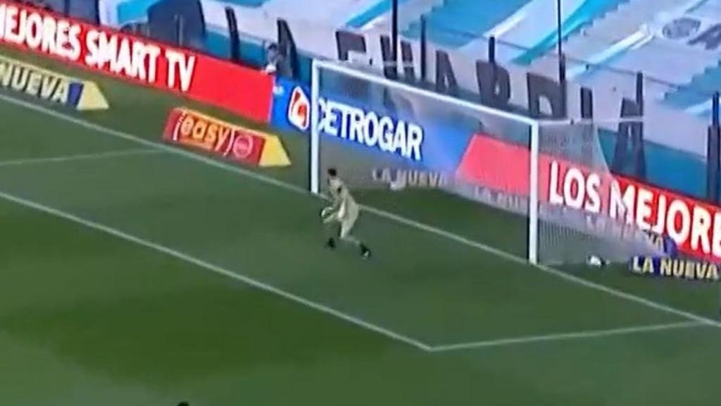 Michael Santos quitó las telarañas: ¡zapatazo desde la frontal!