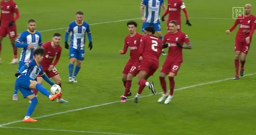 El golazo de Mitoma para eliminar al Liverpool. Captura/DAZN