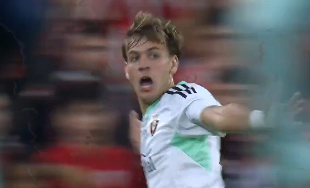 Pablo Ibañez se disfrazó de héroe tras empatar con una volea melódica