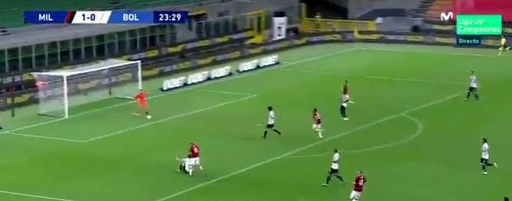 El regalo del portero del Bologna a Çalhanoglu para el 2-0. Captura/Movistar+