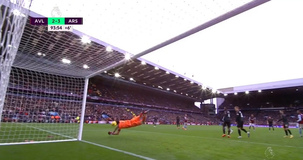 La mala suerte se cebó con el Dibu en el 2-3 del Arsenal. Captura/DAZN