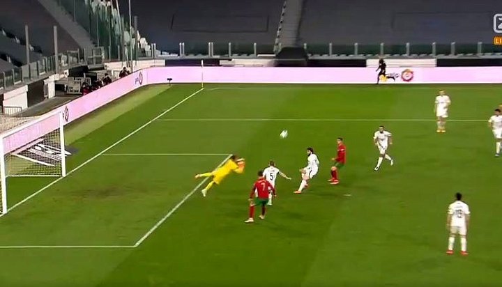 Cristiano, testigo en primera línea del gol tonto de la jornada internacional