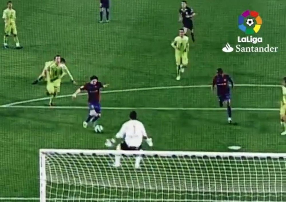 El primer gran gol de Messi cumple años. Captura/LaLiga