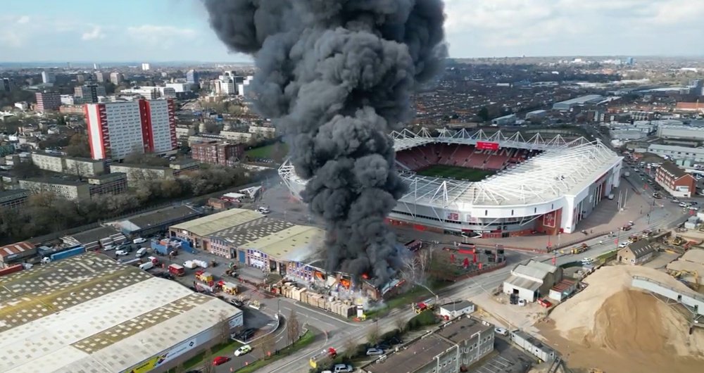 Fire causes suspension of Southampton-Preston North End. Screenshot/hogequeen
