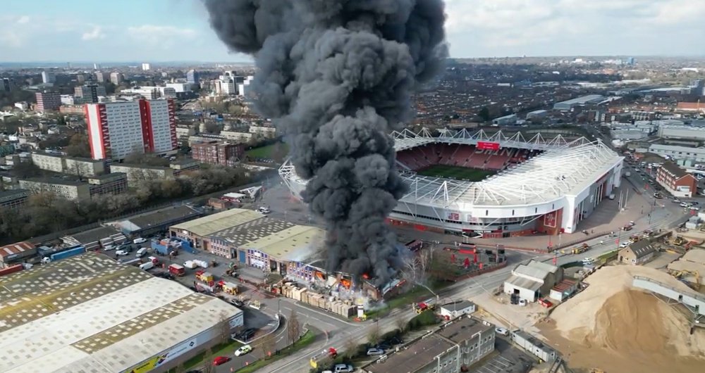 Un incendio provoca la suspensión del Southampton-Preston North End. Captura/hogequeen