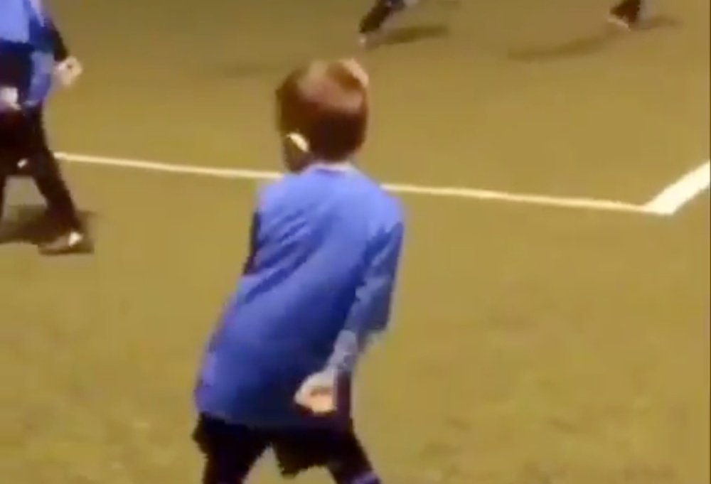 El hijo se arrancó a bailar tras el gol. Twitter