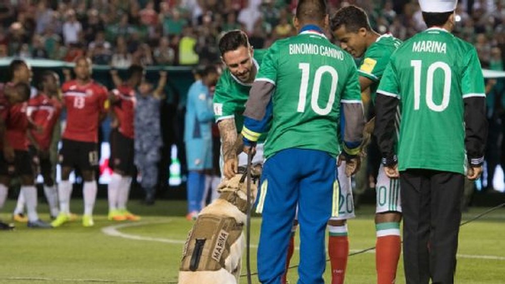 Emotivo intercambio de camisetas en México. Twitter/ESPNMx