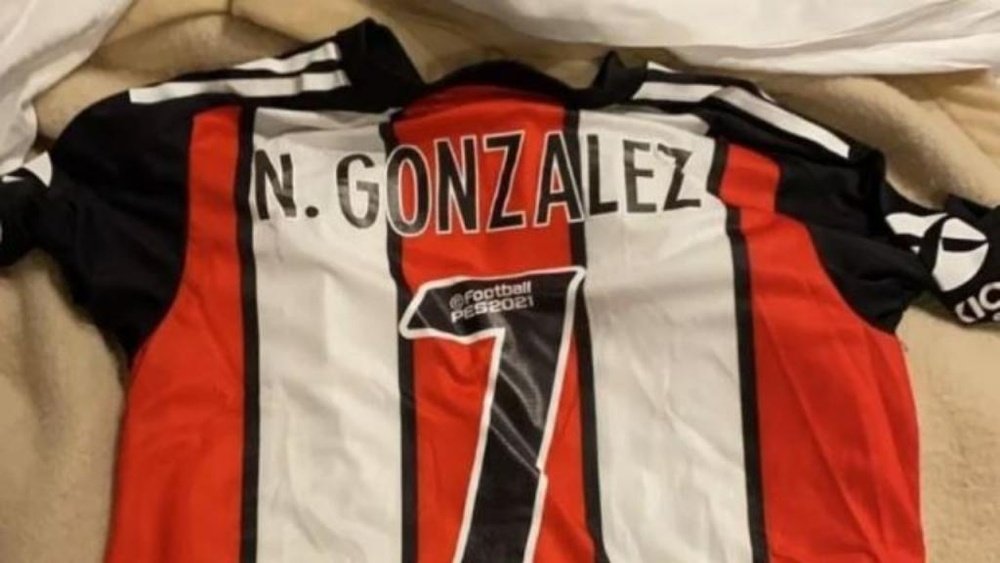 River le mandó a Nico González una camiseta del equipo. Instagram/nicoigonzalez
