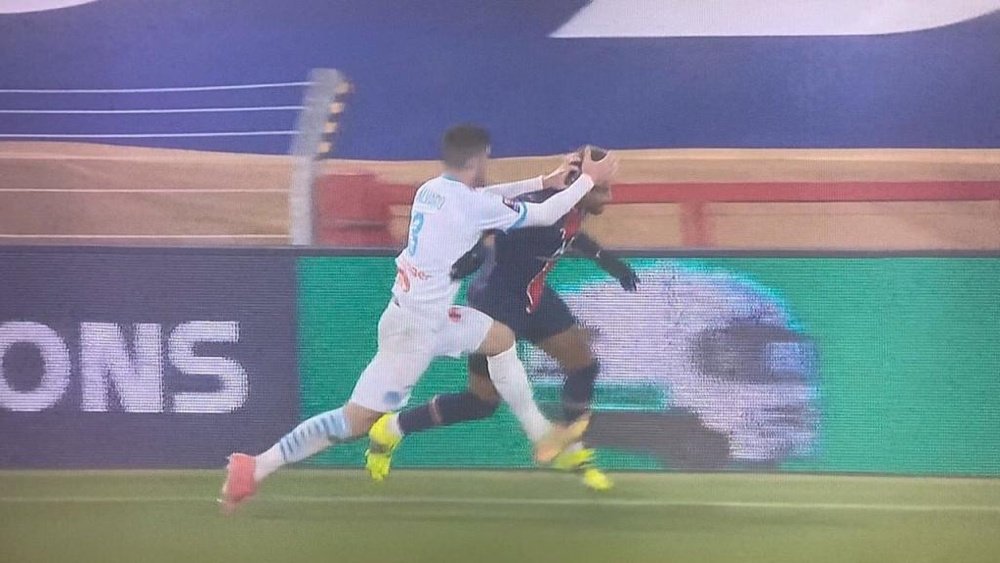 Álvaro agarró por la cabeza a Neymar. Captura/ESPN