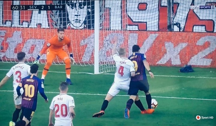 Luis Suárez clamó por un penalti de Kjaer