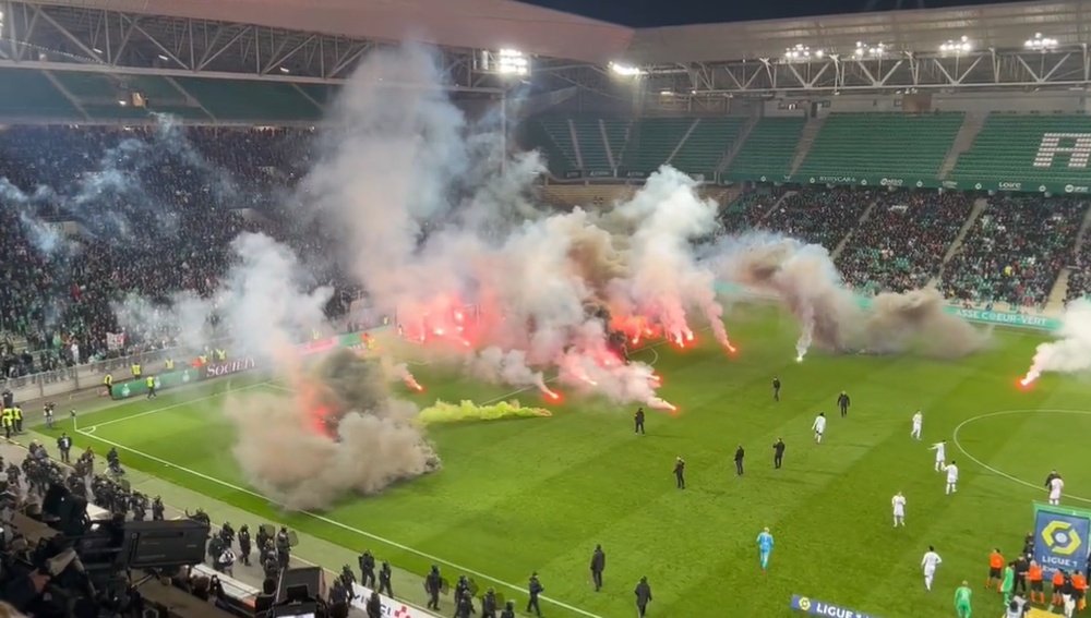 St-Etienne's game with Angers was delayed by flares. Screenshot/Twitter/AndresOnrubia