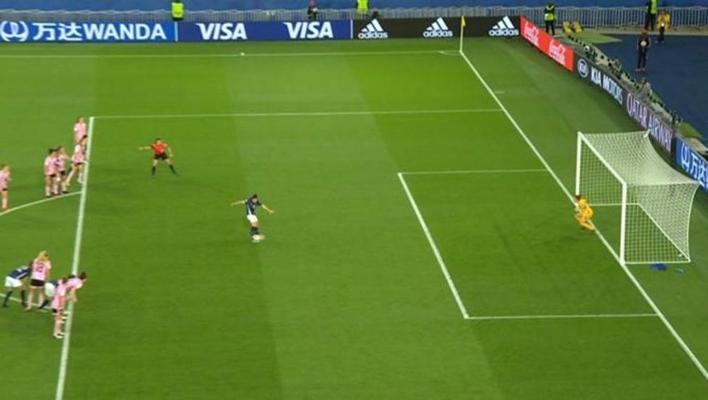 Argentina's penalty against Scotland would not have been retaken in the Premier League. Captura/Gol
