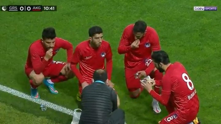 El Ramadán, compatible con el fútbol: rompieron su ayuno en una pausa del partido