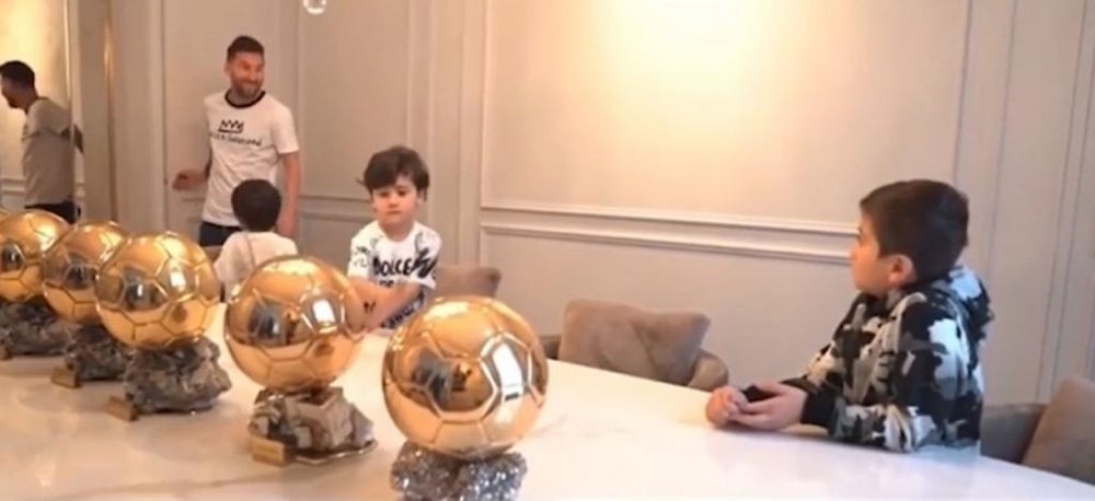 Mateo Messi no supo de dónde salió el séptimo Balón de Oro. Twitter/Goal_en_espanol