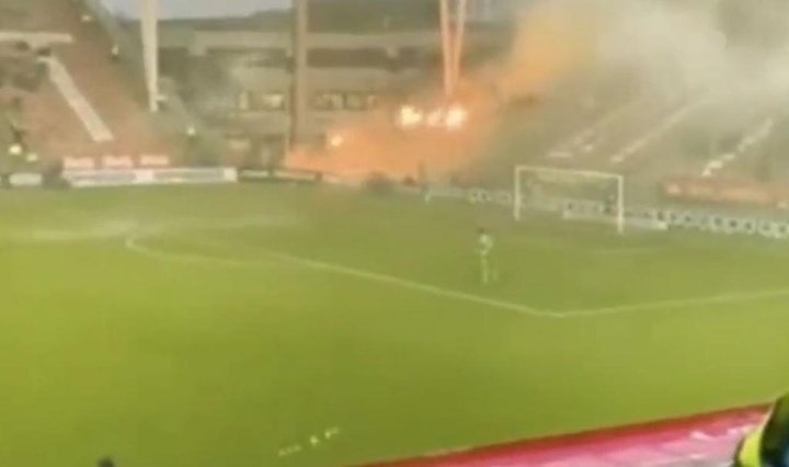 El Utrecht-Vitesse, detenido dos veces por el lanzamiento de bengalas