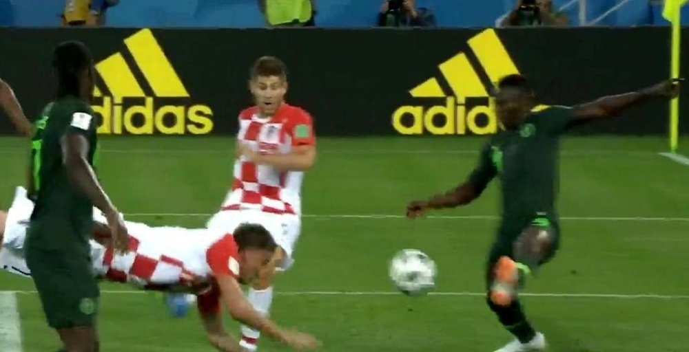 Mandzukic's header was deflected off Etebo. Screenshot/Telecinco