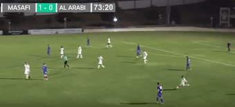 Abdulla Mubarak marcó el gol de la jornada en el Masafi-Al Arabi de Segunda en Emiratos Árabes Unidos. El futbolista entregó el balón desde su campo en un gesto deportivo y este acabó en la red.