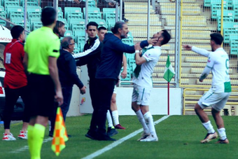 El Bursaspor-Erzincanspor de la Segunda División de Turquía protagonizó la imagen escandalosa de la jornada. El entrenador de los visitantes, Ahmet Yildirim, agredió al futbolista verdiblanco Hasan Ayaroglu.