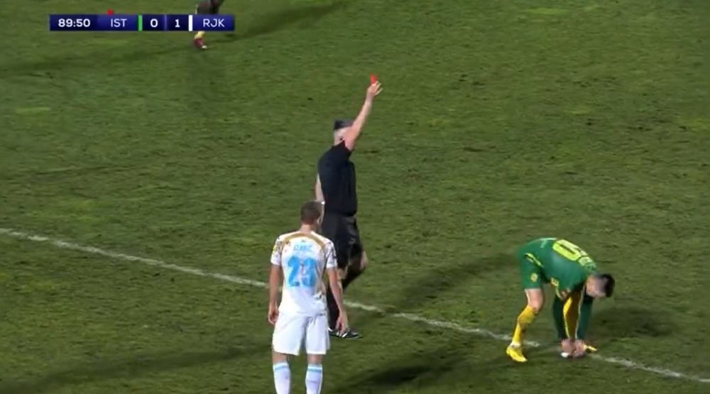 Ante Erceg rompió el acta arbitral en el Istra 1961-Rijeka de la Liga Croata. Captura/Twitter/HYFPRW