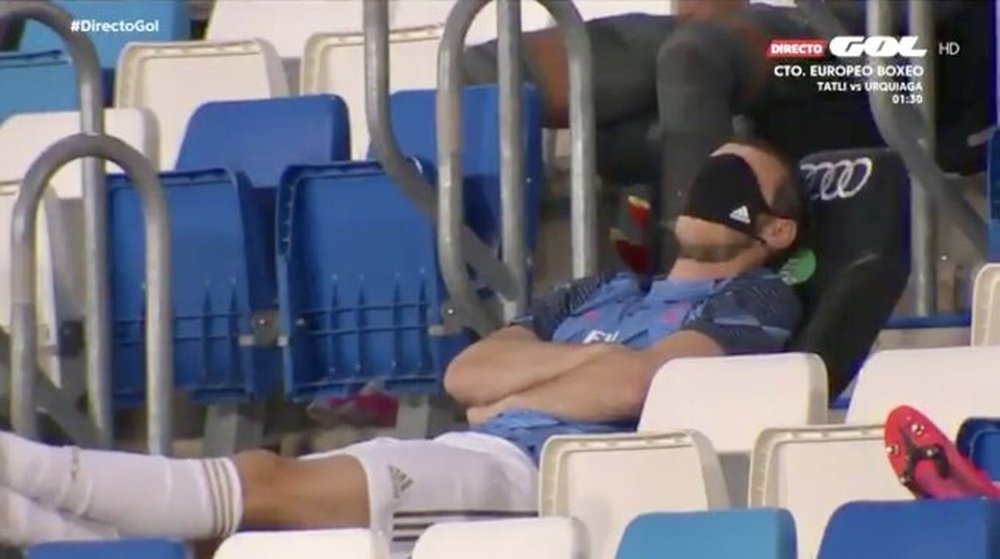Quand Bale fait semblant de faire la sieste sur le banc. Capture/GolTV