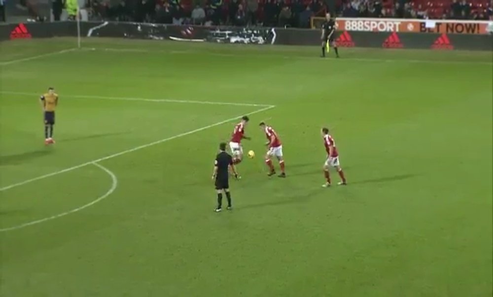 Captura del momento en el que Ben Osborn, del Nottingham Forest, se dispone a chutar y marcar un golazo de falta. Twitter/SkySports