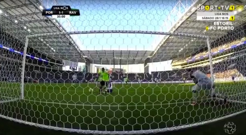 Captura del momento en el que Casillas falla para permitir el empate de Río Ave ante el Oporto. Twitter