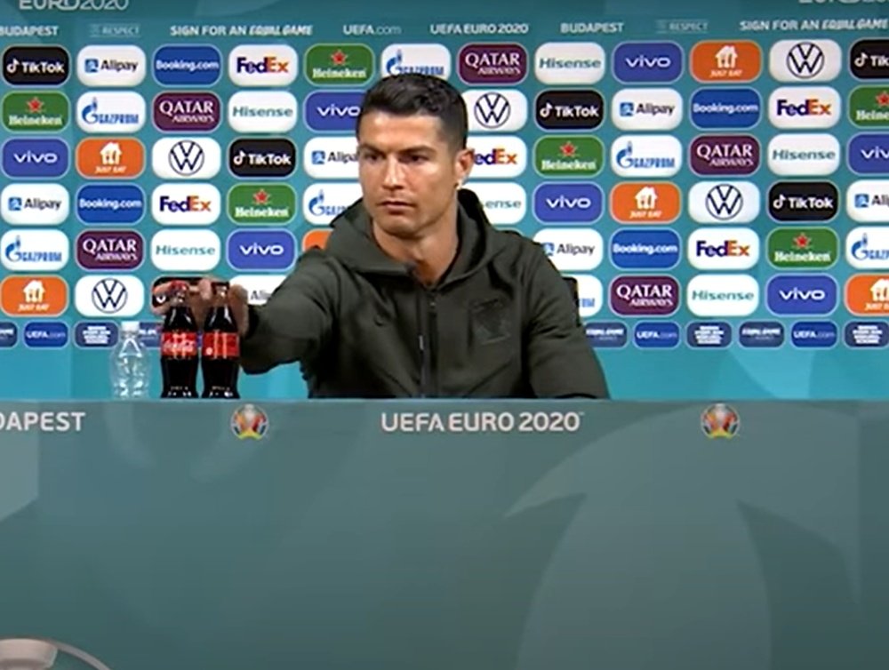 Cristiano retiró dos Coca Colas de la rueda de prensa. Youtube/UEFA2021