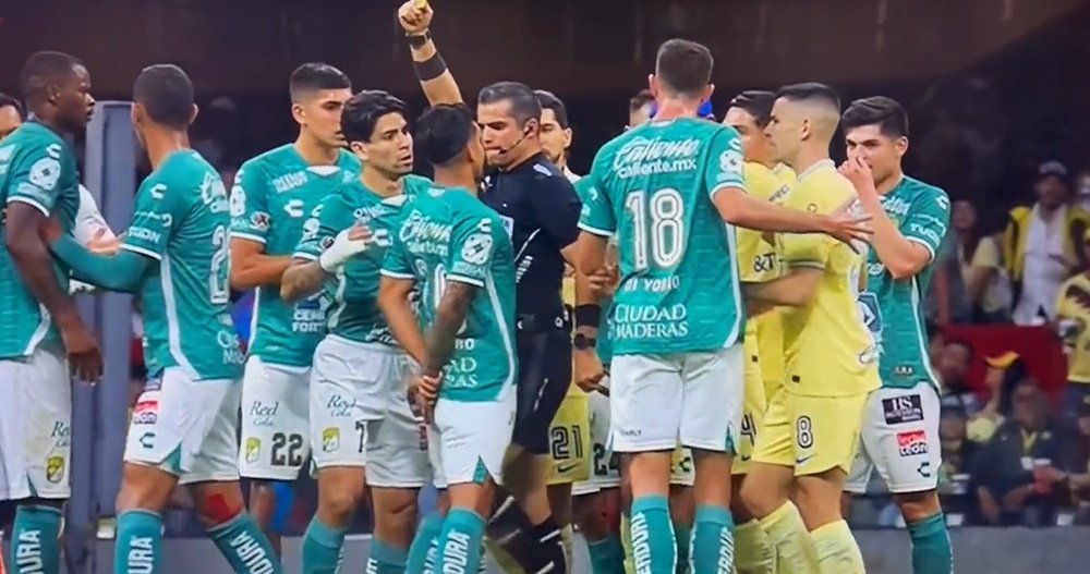El árbitro Fernando Hernández agredió con un rodillazo a Lucas Romero. Captura/TUDN MEX
