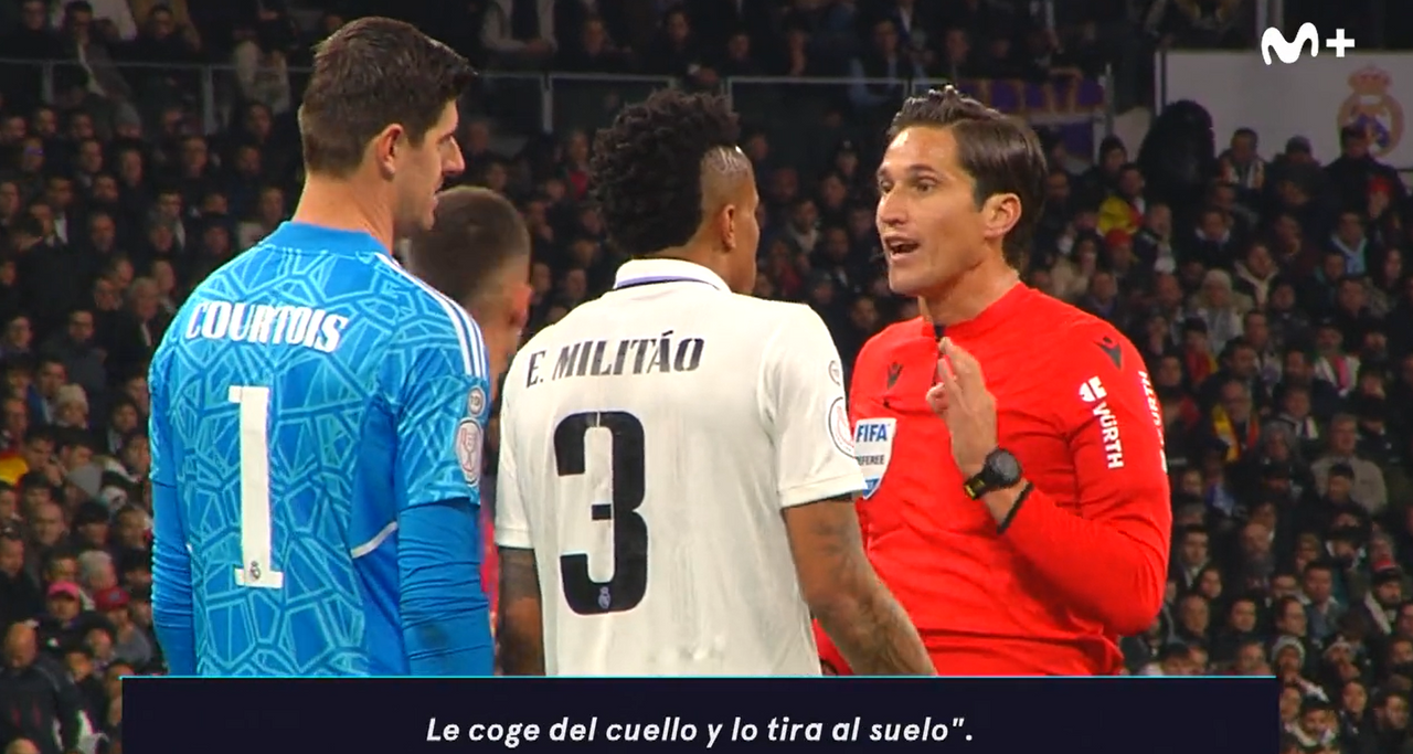 La explicación de Munuera Montero a Militao por la amarilla a Vinicius: 
