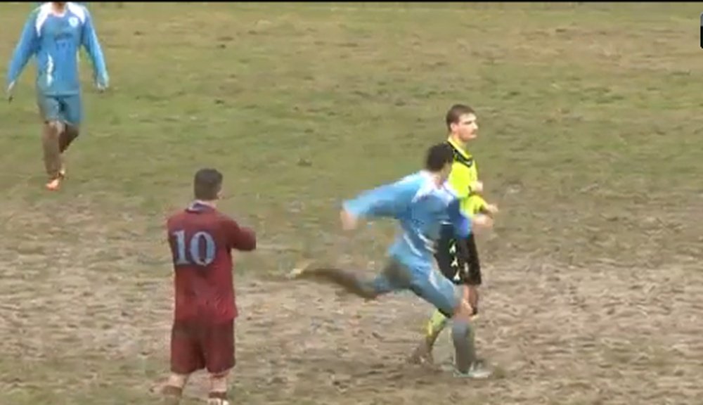 Captura del momento en el que el árbitro recibe la agresión por parte del jugador que acababa de expulsar. YouTube