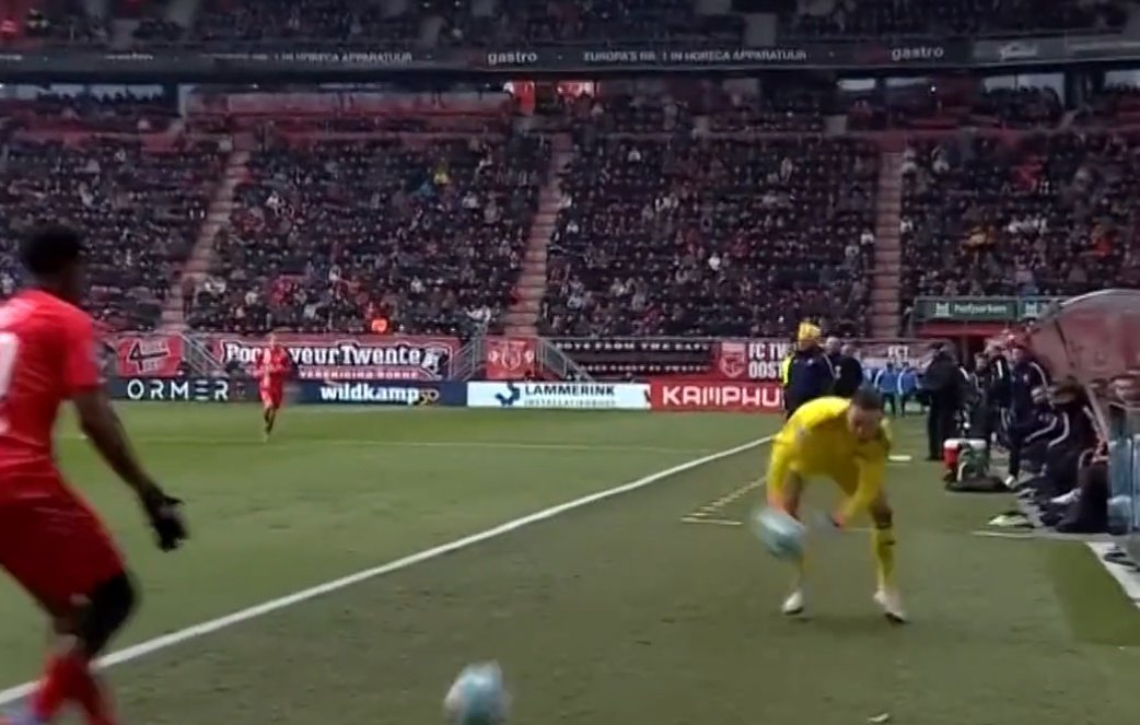 El portero del Feyenoord lanzó un balón al campo para detener el juego. Captura/ESPN