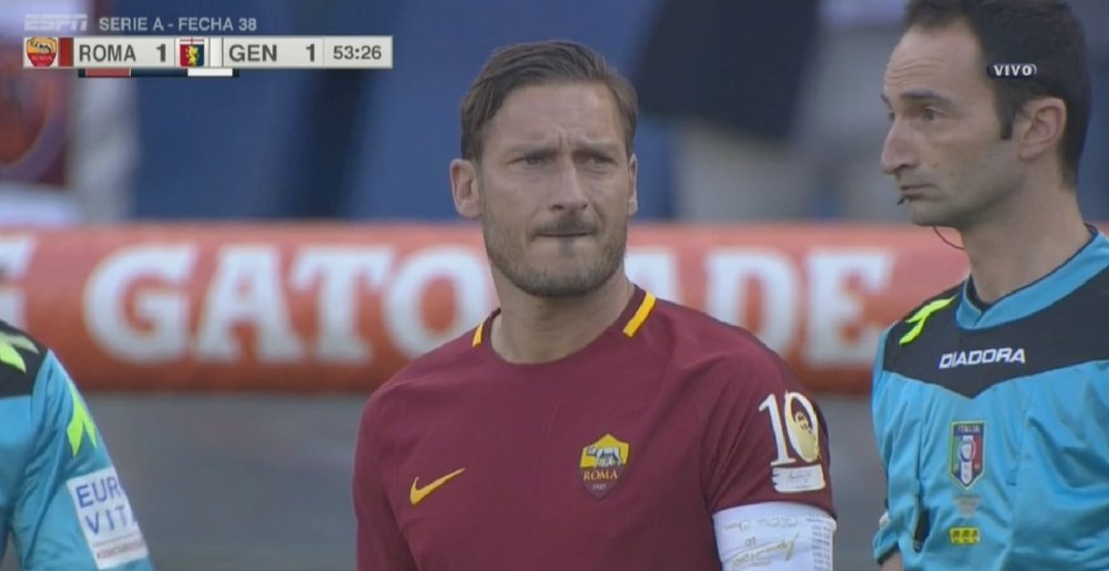 Totti entró con el brazalete de capitán desde el banquillo. Twitter