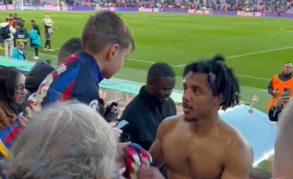 Jules Koundé regaló su camiseta a un pequeño aficionado 'culé'. Captura/Twitter/JohanGarreta31