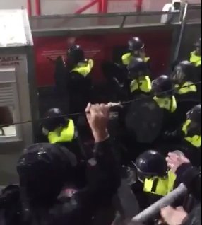La policía desalojó una grada del estadio del Twente por una redada